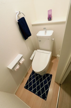 Sèche-cheveux, bidet, serviettes fournies, savon