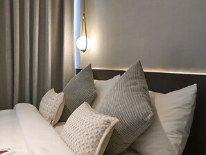 Quarto casal luxo, sacada, vista para o rio | Roupas de cama antialérgicas, edredons de pluma, camas Select Comfort