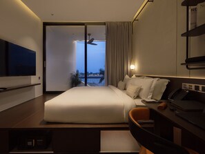 デラックス ダブルルーム バルコニー リバービュー | 低刺激性寝具、羽毛の掛け布団、セレクト コンフォート製ベッド、ミニバー