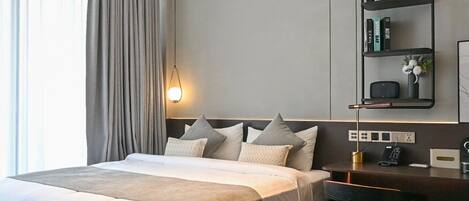 Deluxe tweepersoonskamer, balkon, uitzicht op rivier | Hypoallergeen beddengoed, donzen dekbedden, Select Comfort-bedden