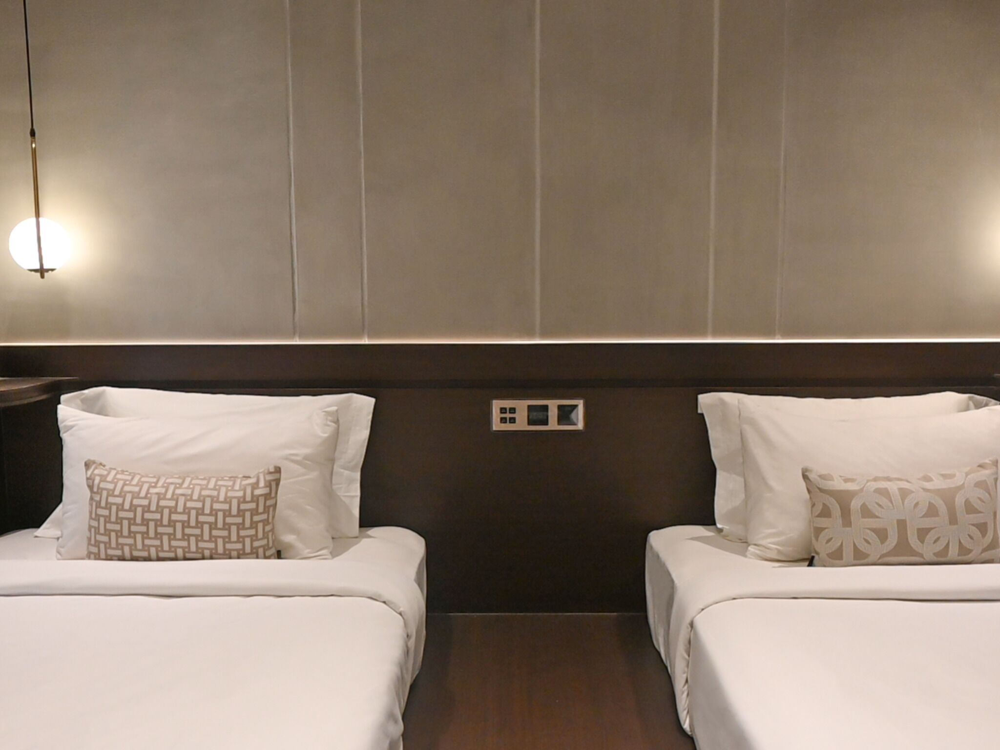 غرفة عادية لاثنين | ملاءات للفراش لا تسبب الحساسية وألحفة محشوة بالريش وأسرّة سليكت كومفورت