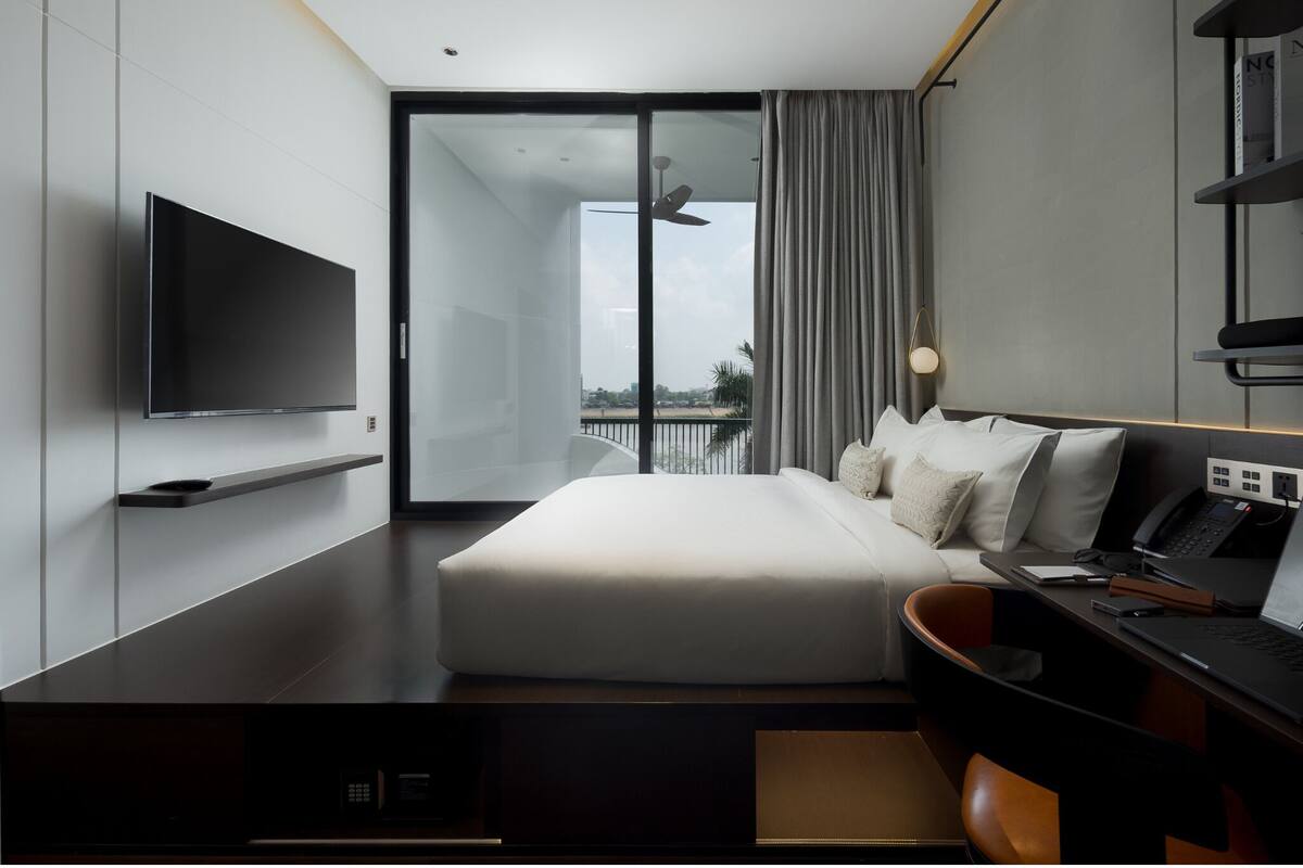 デラックス ダブルルーム バルコニー リバービュー | 低刺激性寝具、羽毛の掛け布団、セレクト コンフォート製ベッド、ミニバー