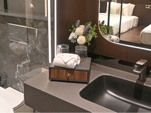 مستلزمات مجانية للعناية الشخصية، مناشف، صابون، شامبو