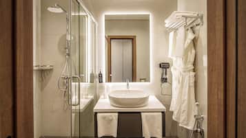 Standaard tweepersoonskamer | Badkamer | Een douche, een haardroger, pantoffels, handdoeken