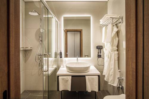 Standard-Doppelzimmer | Badezimmer | Dusche, Haartrockner, Hausschuhe, Handtücher