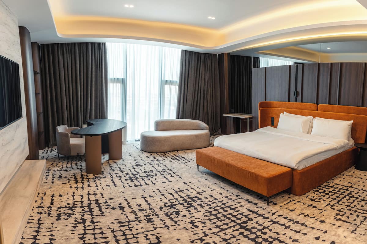 Luxury Suite | In-room safe, desk, WiFi (free)