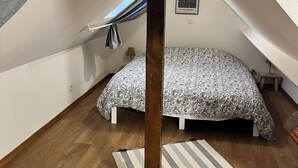 1 室のベッドルーム、デスク、ベッドシーツ
