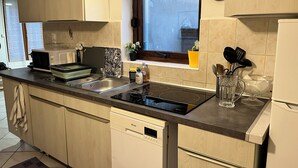 コーヒー / ティーメーカー、冷蔵庫、電子レンジ、コンロ