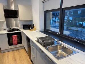 Private kitchen - Contemporary 2‑Bed – Gateway to the Cotswolds (Swindon)