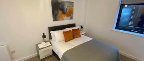 2 bedrooms, iron/ironing board, internet