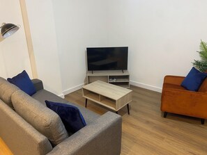 Living area - Contemporary 2‑Bed – Gateway to the Cotswolds (Swindon)