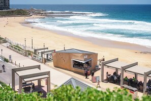 On the beach - Cinema by the Sea - Beachfront 2-Bed Retreat (Newcastle)