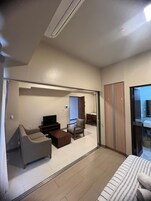 Condo, sacada, vista para o oceano | Área de estar | TV