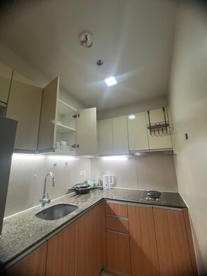 Condo, sacada, vista para o oceano | Cozinha privada | Geladeira grande, micro-ondas, cooktop