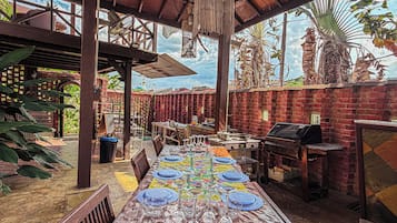 Vila Keluarga, pemandangan bukit | Dapur pribadi | Lemari es besar, microwave di ruangan umum, dan kompor