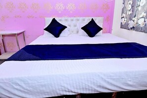 Een bureau, een laptopwerkplek, gratis wifi