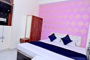 Escritorio, espacio para trabajar con laptop y wifi gratis 