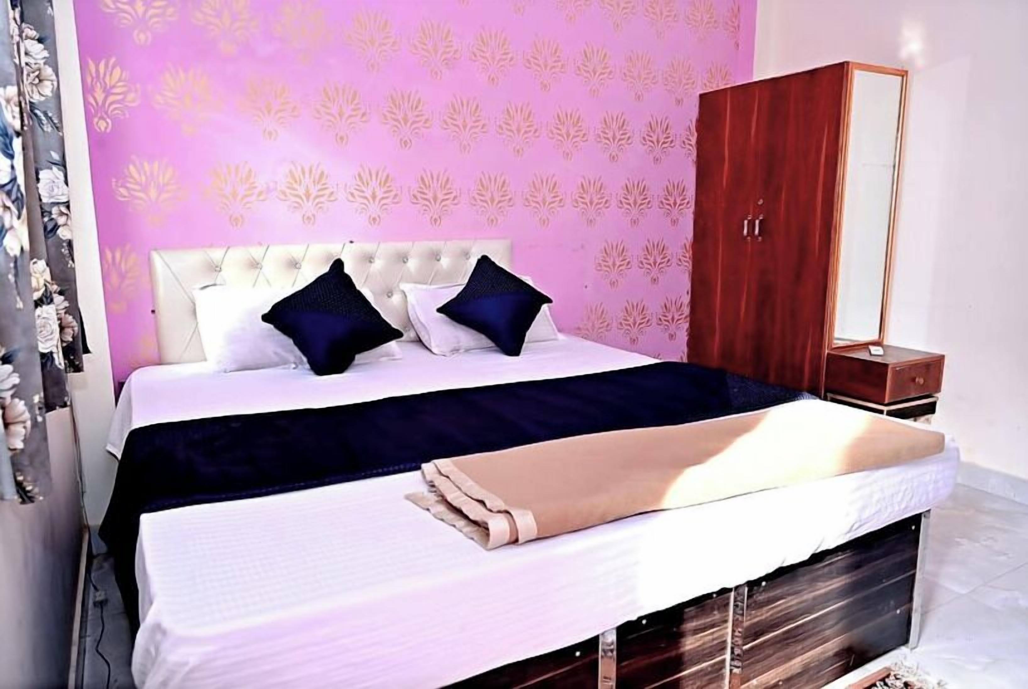 Deluxe Room | Desk, laptop workspace, free WiFi, bed sheets