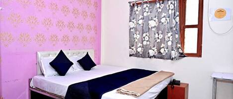 Standaard kamer | Een bureau, een laptopwerkplek, gratis wifi