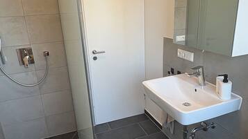 Dusche, Handtücher, Seife, Toilettenpapier