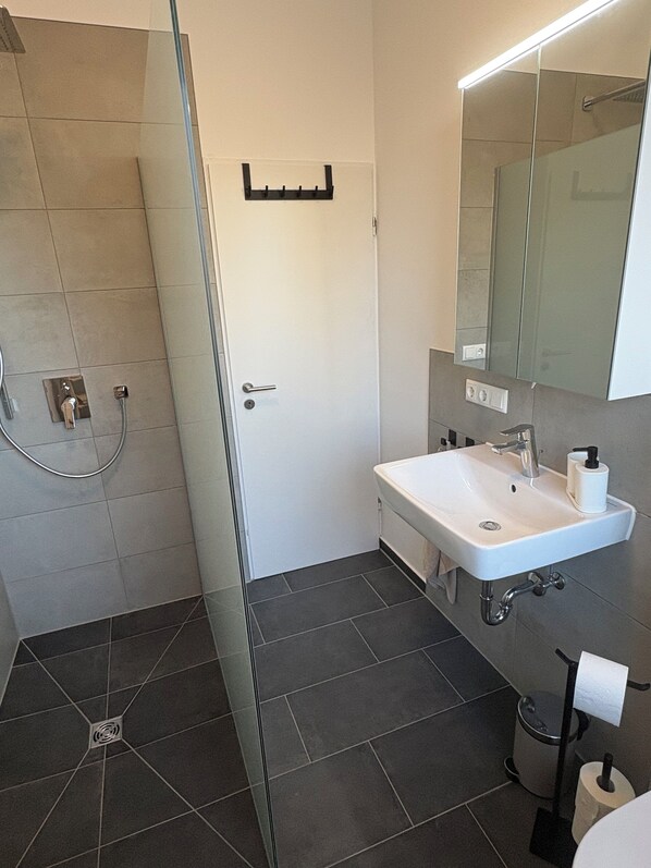Dusche, Handtücher, Seife, Toilettenpapier