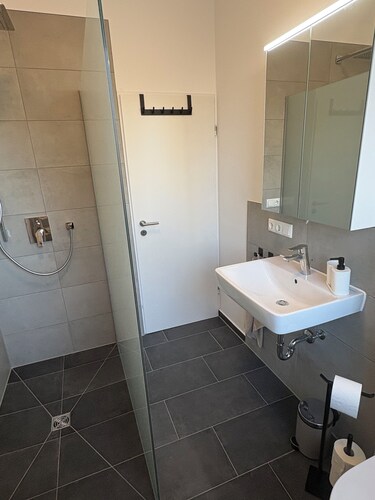 Modern furnished 2-room apartment right next to the train station