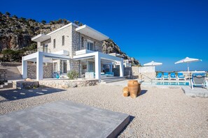 Terrace/patio - Villa in Rhodes with Infinity Pool & BBQ (Kalythies)