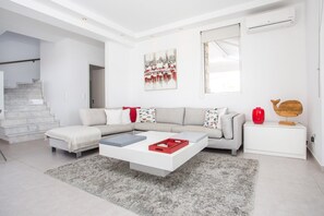Smart TV - Villa in Rhodes with Infinity Pool & BBQ (Kalythies)