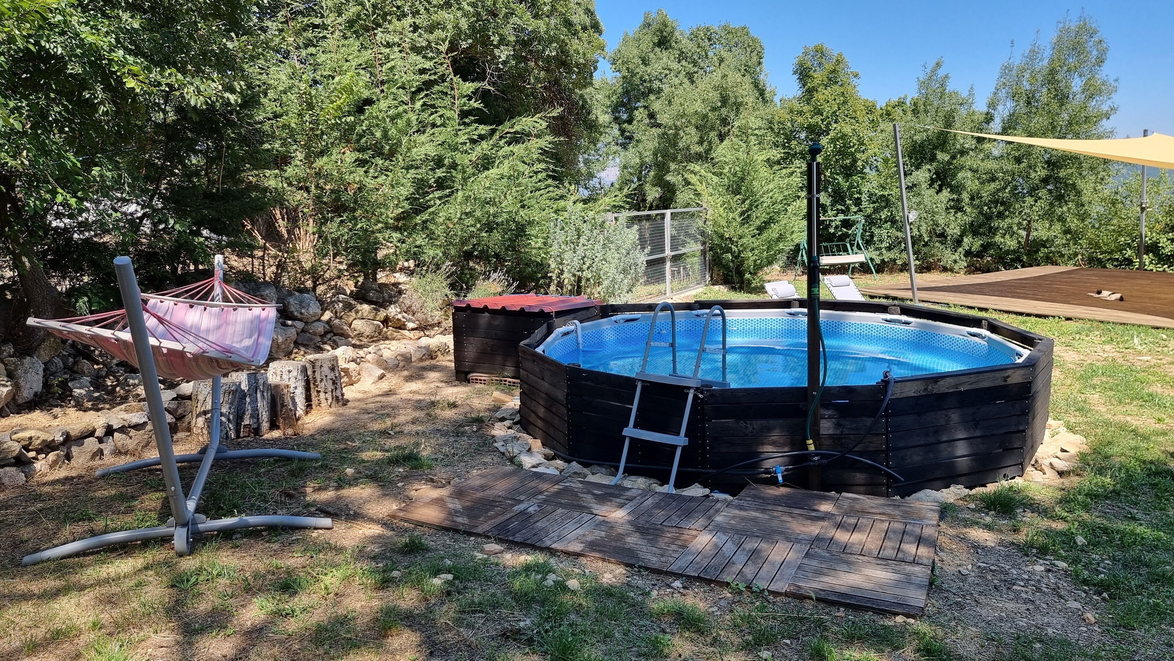 Een seizoensgebonden buitenzwembad