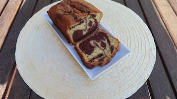 Un pastel marmolado sobre un plato blanco sobre un tapete tejido.