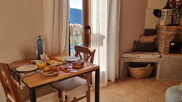 Petit déjeuner buffet (12 EUR par personne)