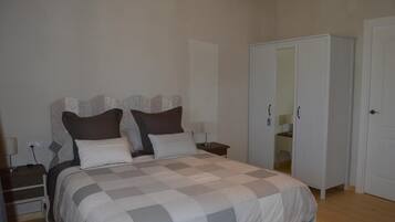 Standaard tweepersoonskamer, uitzicht op bergen | Een bureau, een laptopwerkplek, gratis wifi