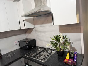 Fridge, microwave, oven, stovetop - 1 bedroom flat apartment with hot tub on the balcony & city view, sleeps 4ppl (Bournemouth)