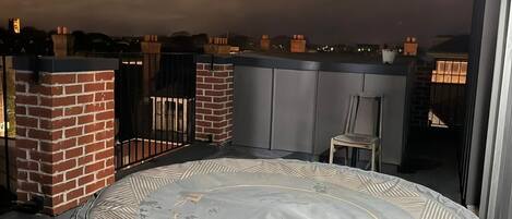 Bañera de hidromasaje al aire libre