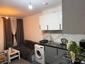 Interior - 1 bedroom flat apartment with hot tub on the balcony & city view, sleeps 4ppl (Bournemouth)