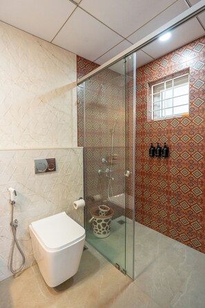 Regadera, toallas, jabón, papel de baño 