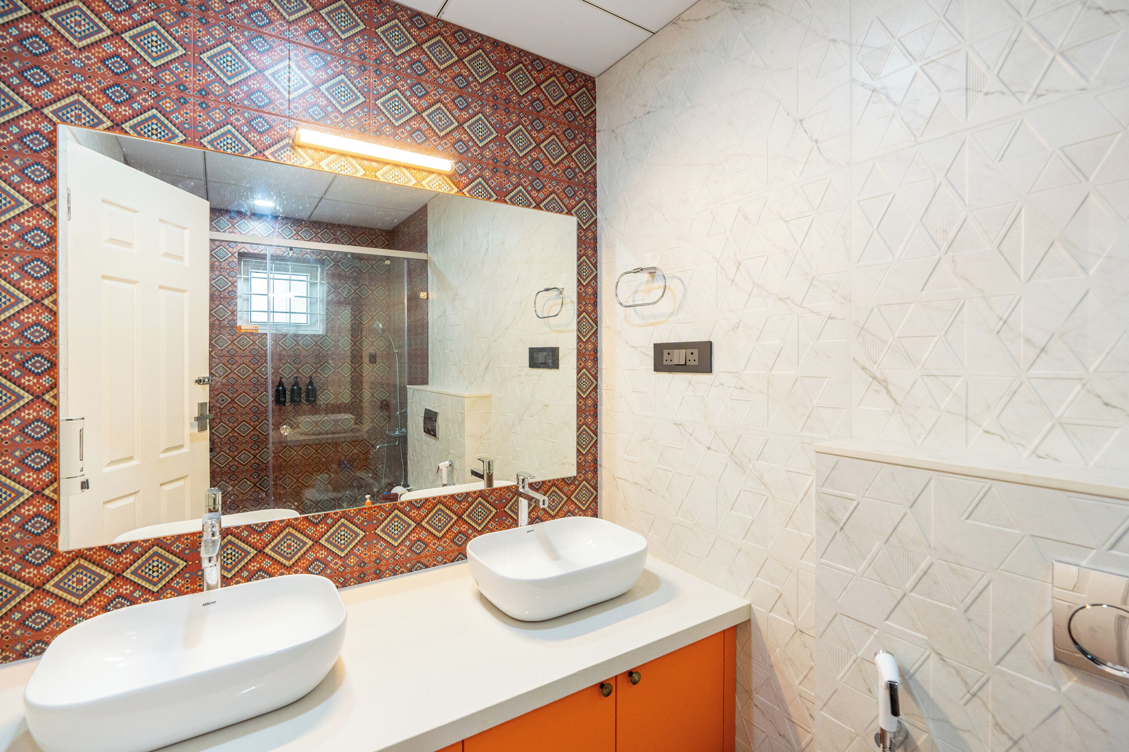 Regadera, toallas, jabón, papel de baño 
