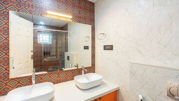 Regadera, toallas, jabón, papel de baño