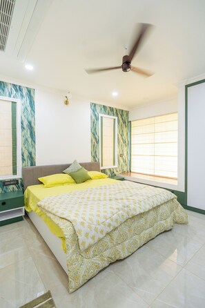 4 bedrooms, iron/ironing board, WiFi, bed sheets
