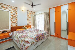 4 bedrooms, iron/ironing board, WiFi, bed sheets