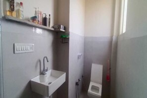 Assecador de cabells, bidet, tovalloles i sabó 