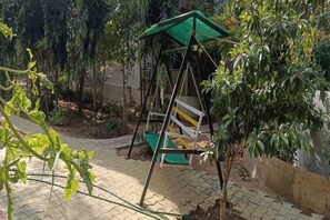 Children’s area - Charming farmhouse in peaceful countryside overlooking Aravalli (Jharli)