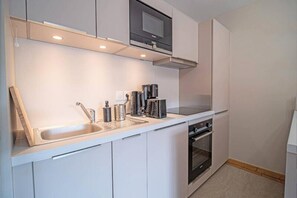 Microondas, horno, placa de cocina, lavavajillas