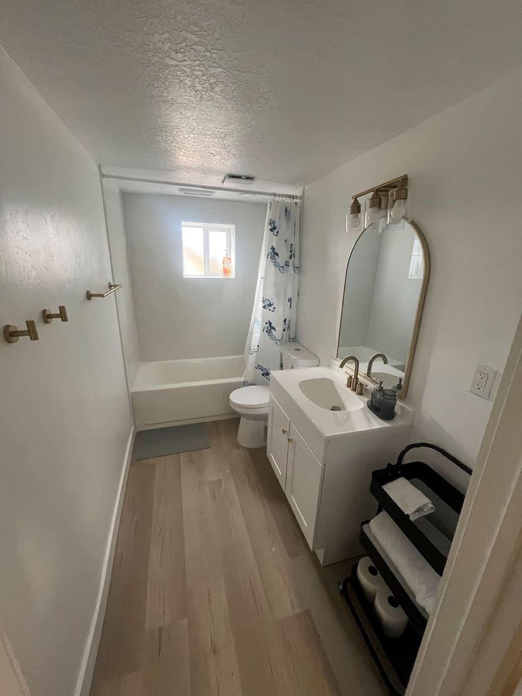 Secador de cabelo, toalhas de banho, sabonete, papel higiênico
