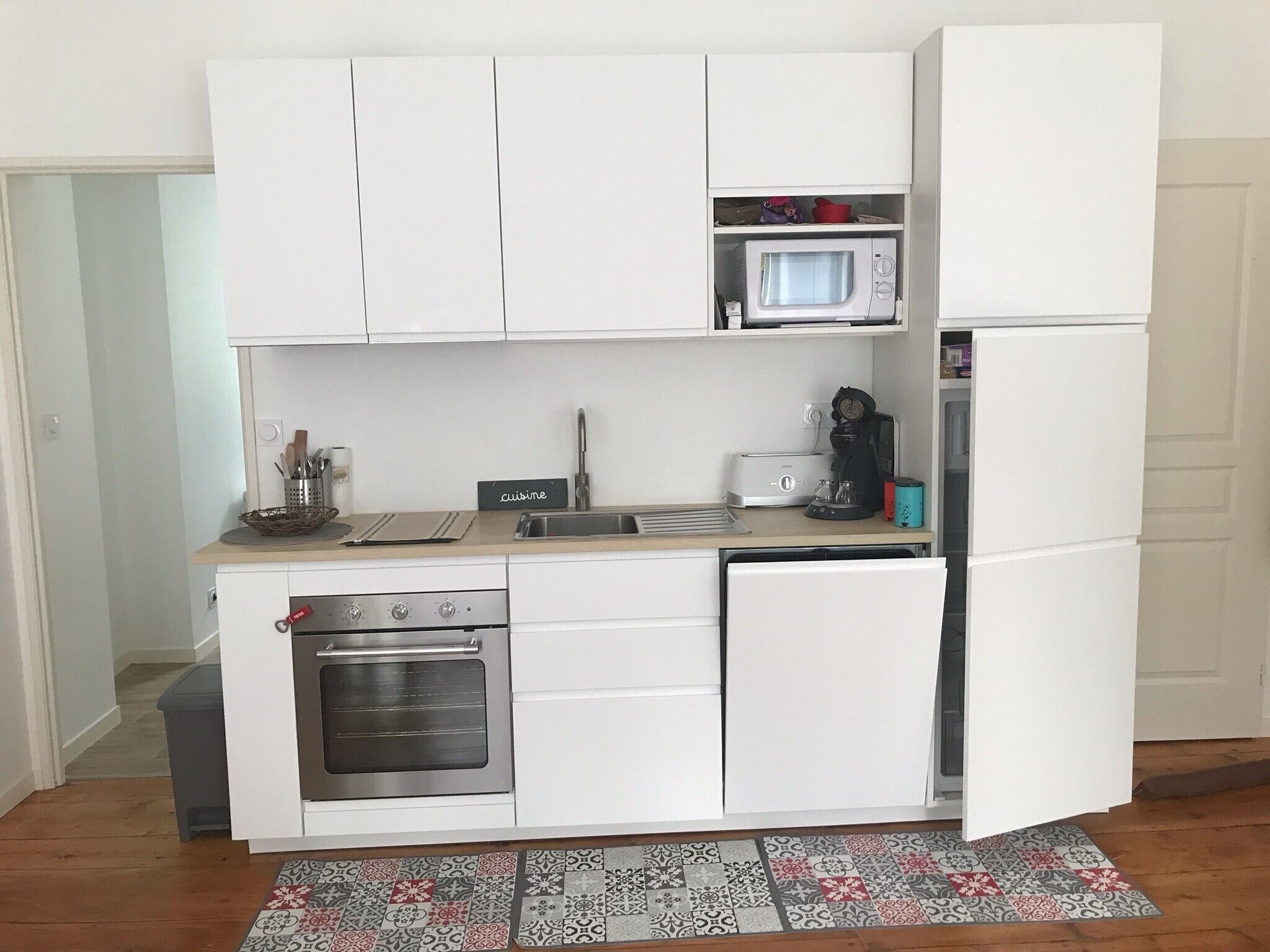 Jääkaappi, mikroaaltouuni, uuni, liesi