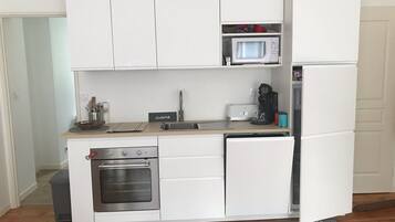 Jääkaappi, mikroaaltouuni, uuni, liesi