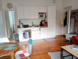 Kylskåp, mikrovågsugn, ugn och spishäll