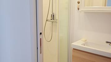 Shower, free toiletries, hair dryer