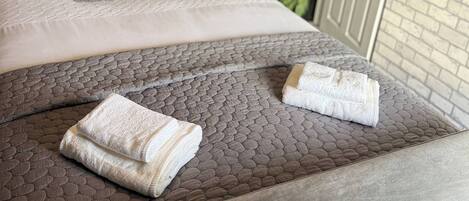 3 slaapkamers, een strijkplank/strijkijzer, internet, beddengoed