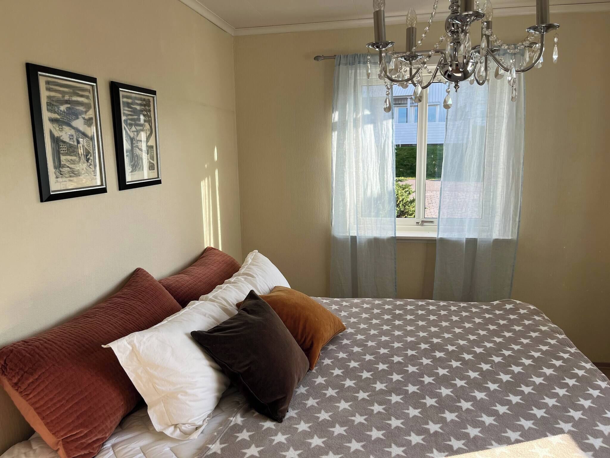 Iron/ironing board, internet, bed sheets, wheelchair access